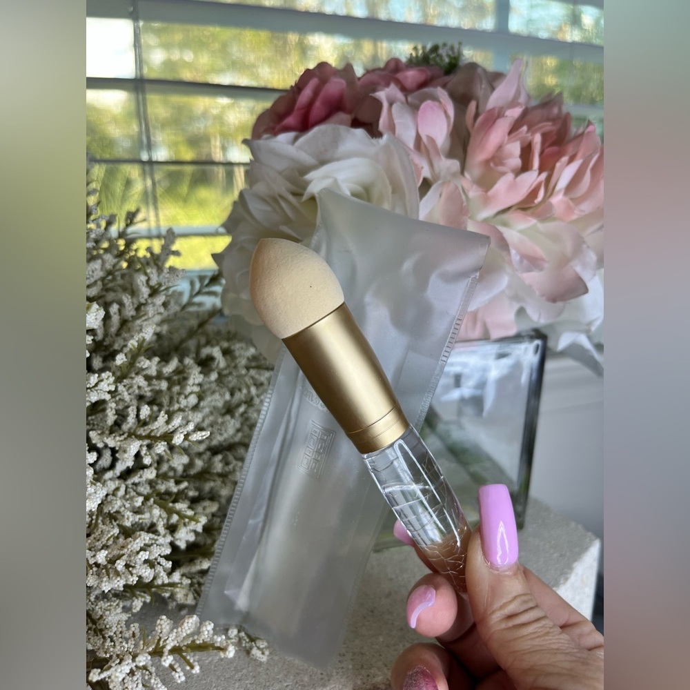 New - Elizabeth Arden Makeup Blender
